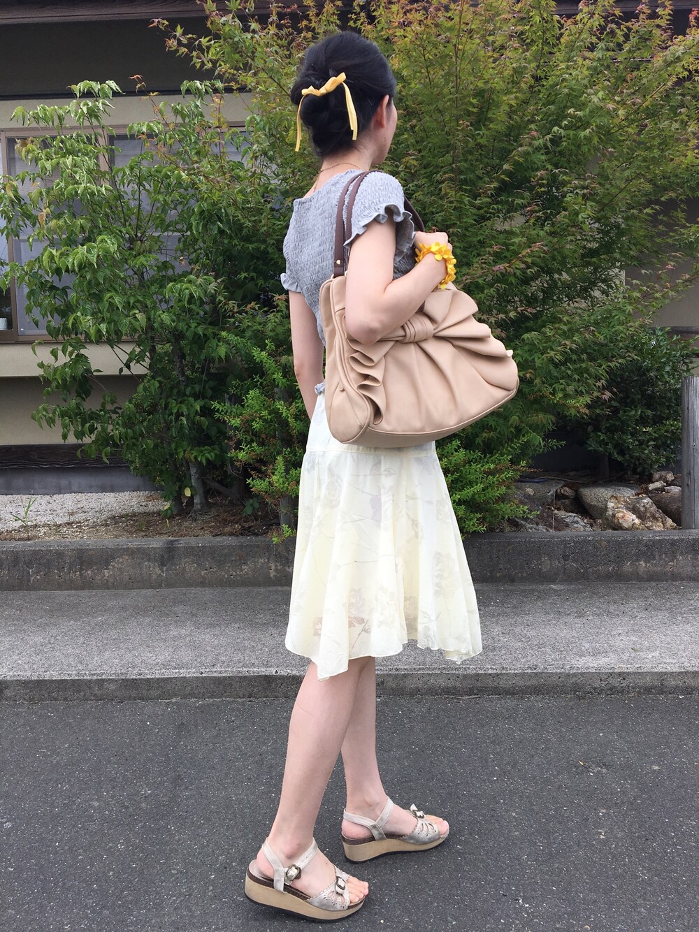 「ローリーズファーム(LOWRYS FARM)、シャーリングトップス、イエロースカート、差し色(黄色)、アクシーズファム(axes femme)、サンダル、まとめ髪」｜「LOWRYS FARMのシャーリングプルオーバー　751092 （Tシャツ/カットソー、グレー系）」を使った、ポンデもっちーさん（レディース・165cm）の夏コーディネートの1枚目の写真