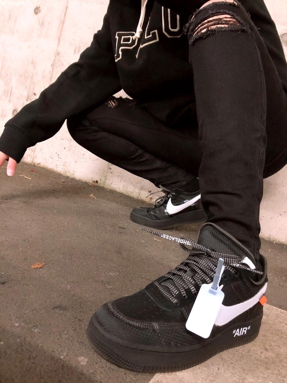 「スニーカーコーデ、ブラックコーデ、OFF-WHITE、NIKE AIR FORCE、streetstyle、ダメージジーンズ、パーカー、モノトーンコーデ、いいね、save、フォローお願いします🤑」｜「POLO RALPH LAURENのアイテム（パーカー、ブラック系）」を使った、grayさん（メンズ・176cm）の冬コーディネートの1枚目の写真