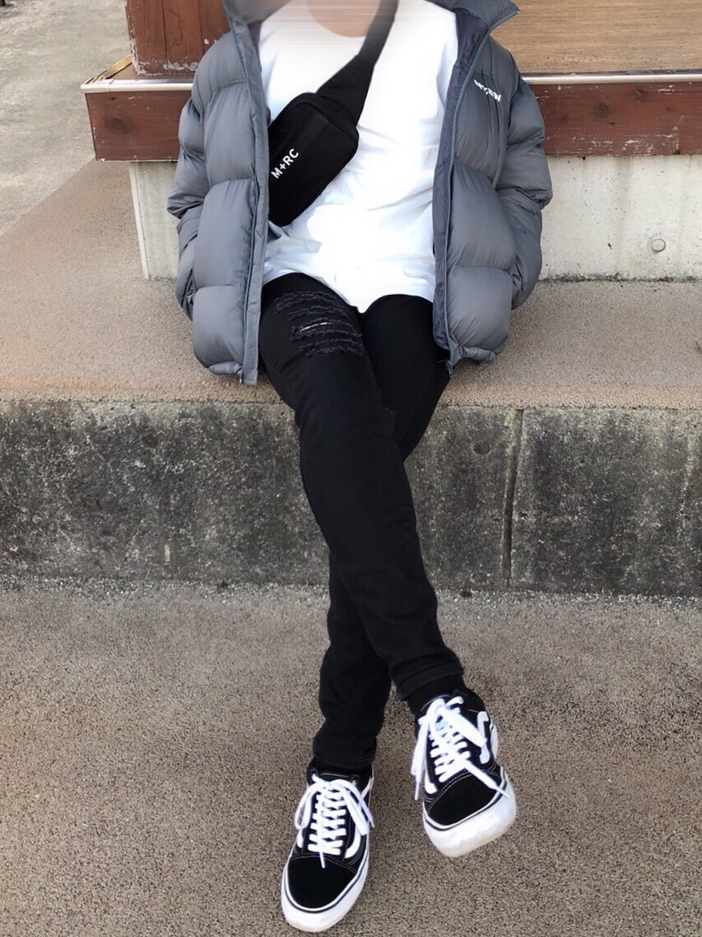 「ストリート、ストリート系、mintcrew、ダウンジャケット、VANS、m+rc noir、モノトーンコーデ、UNIQLO U、いいね、save、フォローお願いします🤑」｜「VANSのVANS ヴァンズ OLD SKOOL PRO オールドスクール プロ VN000ZD4Y28 BLACK/WHITE（スニーカー、ブラック系）」を使った、grayさん（メンズ・176cm）の春コーディネートの1枚目の写真