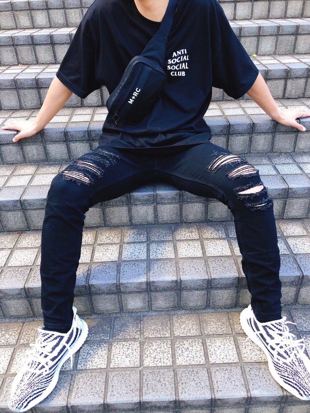 「横浜、adidas originals、antisocialsocialclub、m+rc noir、yeezyboost、黒」｜「M+RCのアイテム（ショルダーバッグ、ブラック系）」を使った、grayさん（メンズ・177cm）の春コーディネートの1枚目の写真