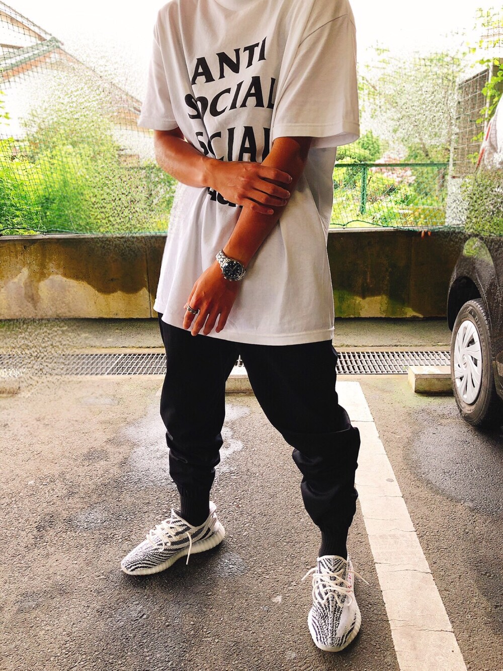「シンプル、休日スタイル、スニーカー、antisocialsocialclub、yeezy、street、streetstyle」｜「ANTI SOCIAL SOCIAL CLUBのアイテム（Tシャツ/カットソー、ホワイト系）」を使った、grayさん（メンズ・177cm）の夏コーディネートの1枚目の写真