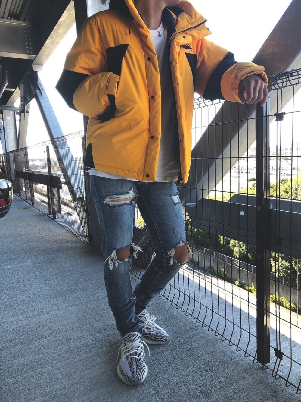 「FIRSTDOWN、yeezy、mnml、adidas originals、streetstyle、street、ダウンジャケット、Chrome Hearts」｜「FIRST DOWNのFIRST DOWN/ファーストダウン 別注ショートダウン（ダウンジャケット/コート、イエロー系）」を使った、grayさん（メンズ・177cm）の秋コーディネートの1枚目の写真