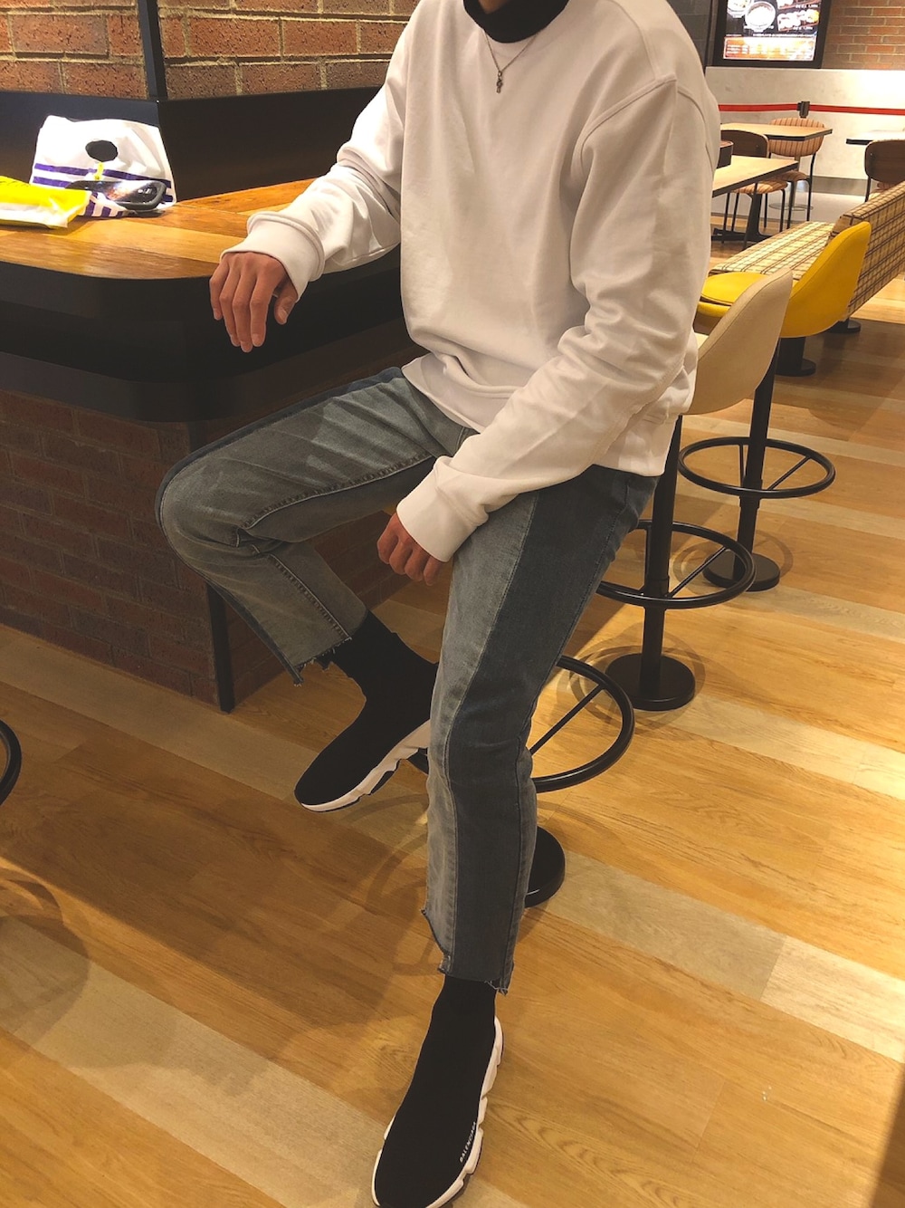 「BALENCIAGA、Nens、Maison Margiela、Chrome Hearts、韓流、タートルネック、再構築、ゆるコーデ」｜「Maison MargielaのMaison Margiela - クラシック スウェットシャツ - men - コットン/カーフレザー - 52（スウェット、ホワイト系）」を使った、grayさん（メンズ・177cm）の冬コーディネートの1枚目の写真