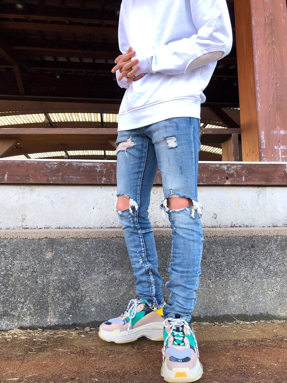 「BALENCIAGA、トリプルS、メゾンマルジェラ、mnml、シンプルコーデ、street、streetstyle、 ootd」｜「Maison MargielaのMaison Margiela - クラシック スウェットシャツ - men - コットン/カーフレザー - 52（スウェット、ホワイト系）」を使った、grayさん（メンズ・177cm）の冬コーディネートの1枚目の写真