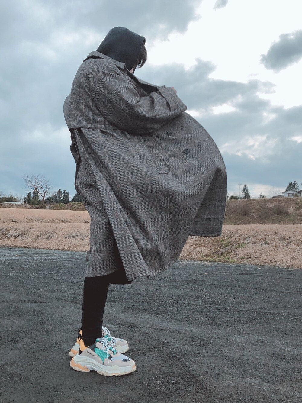 「冬アウター着回しチャレンジ、stein、BALENCIAGA、オーバーサイズ、トレンチコート」｜「steinのアイテム（トレンチコート、グレー系）」を使った、grayさん（メンズ・177cm）の冬コーディネートの1枚目の写真