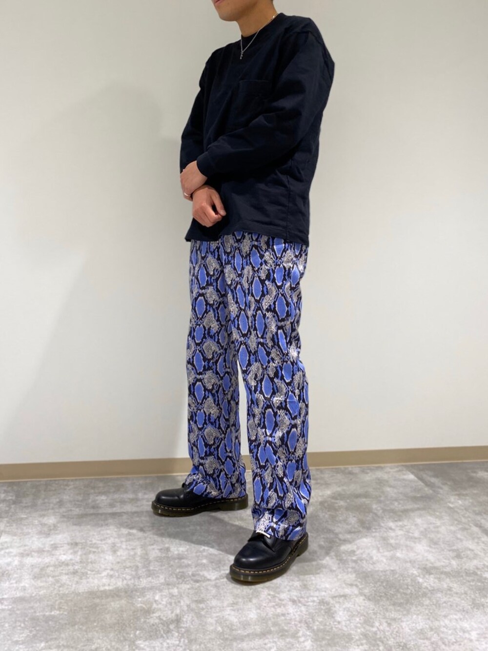 「NEEDLES、パイソン柄、Dr.Martens、Chrome Hearts、UNIQLO U」｜「UNIQLOのクルーネックT（長袖）（Tシャツ/カットソー、ブラウン系）」を使った、grayさん（メンズ・177cm）の春コーディネートの1枚目の写真