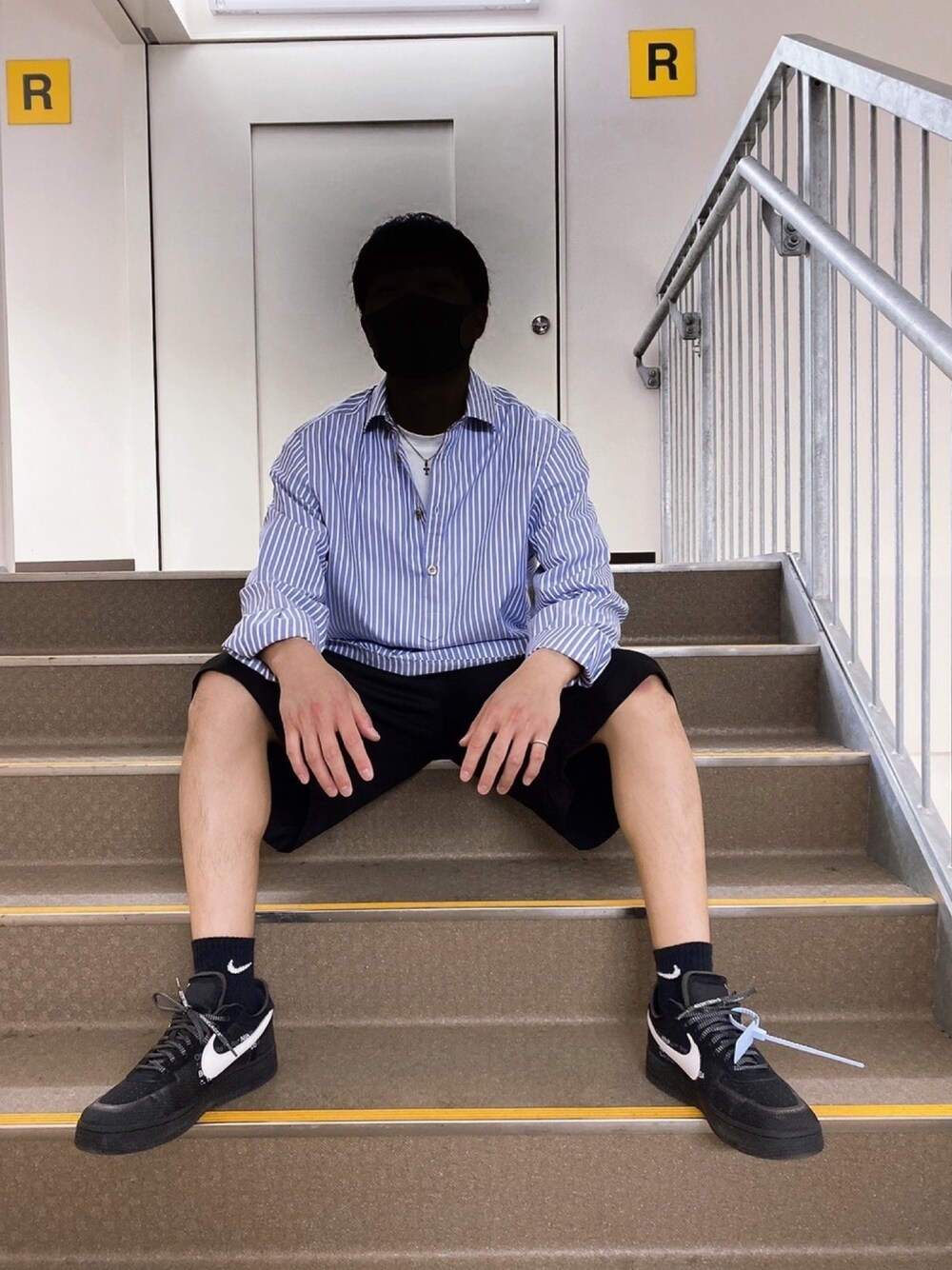 「GUCCI、Chrome Hearts、off white、NIKE、AIR FORCE 1、モードストリート、street、streetstyle、ootd、ドラフトナイキ」｜「GUCCIのGucci Oversized Striped Cotton-Poplin Half-Placket Shirt（シャツ/ブラウス、ブルー系）」を使った、grayさん（メンズ・177cm）の夏コーディネートの1枚目の写真