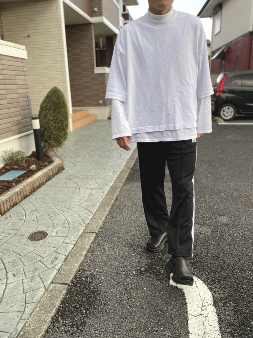 「NEEDLES、jieda、LAD MUSICIAN、モノトーン、レイヤードスタイル、サンダル」｜「JiedaのJieDa ジエダ / BIG T-SHIRT  "FRUIT OF THE ROOM" / Jie-19S-CT14（Tシャツ/カットソー、ホワイト系）」を使った、grayさん（メンズ・178cm）の秋コーディネートの1枚目の写真