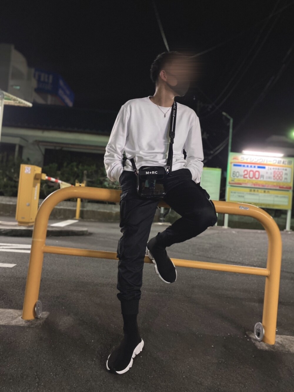 「BALENCIAGA、speed trainer、BLACKTAILOR、Maison Margiela、Chrome Hearts、m+rc noir、street、streetstyle」｜「M＋RC NOIRのアイテム（ショルダーバッグ、その他）」を使った、grayさん（メンズ・178cm）の秋コーディネートの1枚目の写真