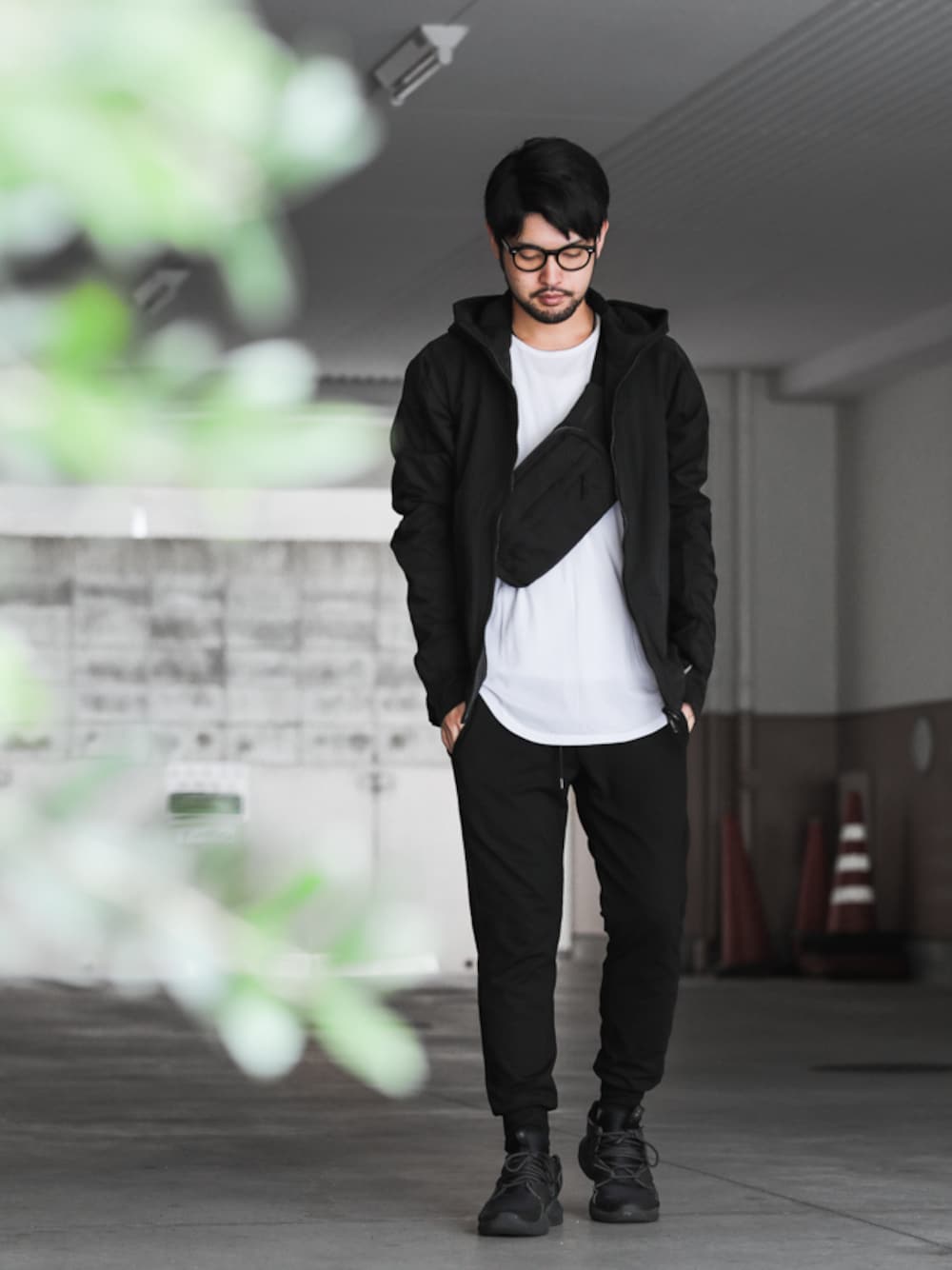 ホワイト系のTシャツ/カットソー、ブラック系のデニムパンツ、ブラック系のボディバッグ/ウエストポーチを着用したメンズの秋コーディネートの1枚目の写真