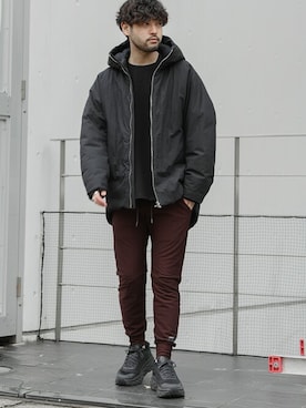 「アイテム（スウェットパンツ、レッド系）」を使った、SHUさん（メンズ・170cm）の冬コーディネート