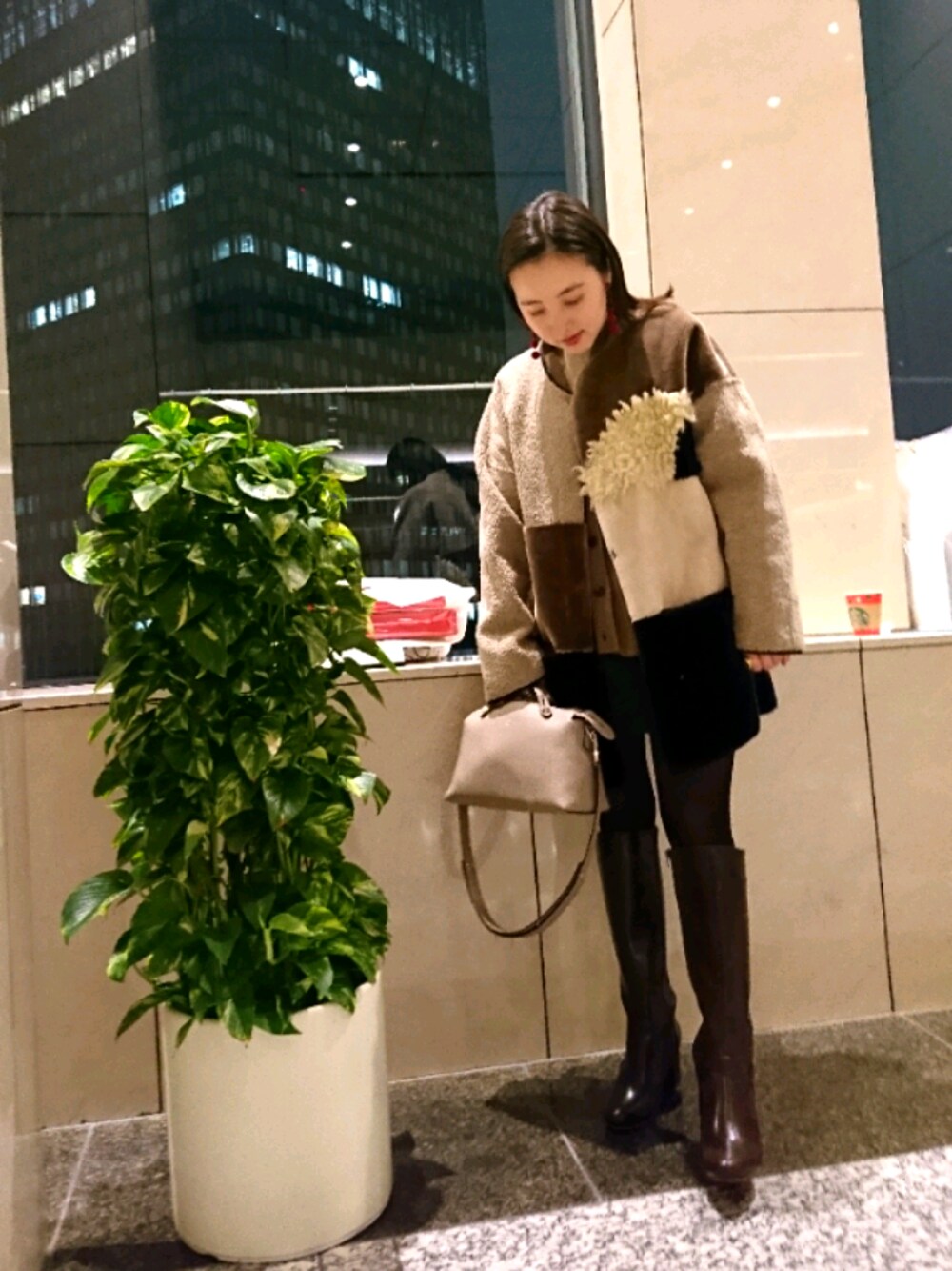 「154cm、ミディアムヘア、ミニマム、ローズバッド、冬コーデ、ミニスカート、休日スタイル」｜「ROSE BUDのROSEBUD（ローズバッド） ボアパッチワークコート（その他アウター、ブラック系）」を使った、kaedemanさん（レディース・153cm）の冬コーディネートの1枚目の写真