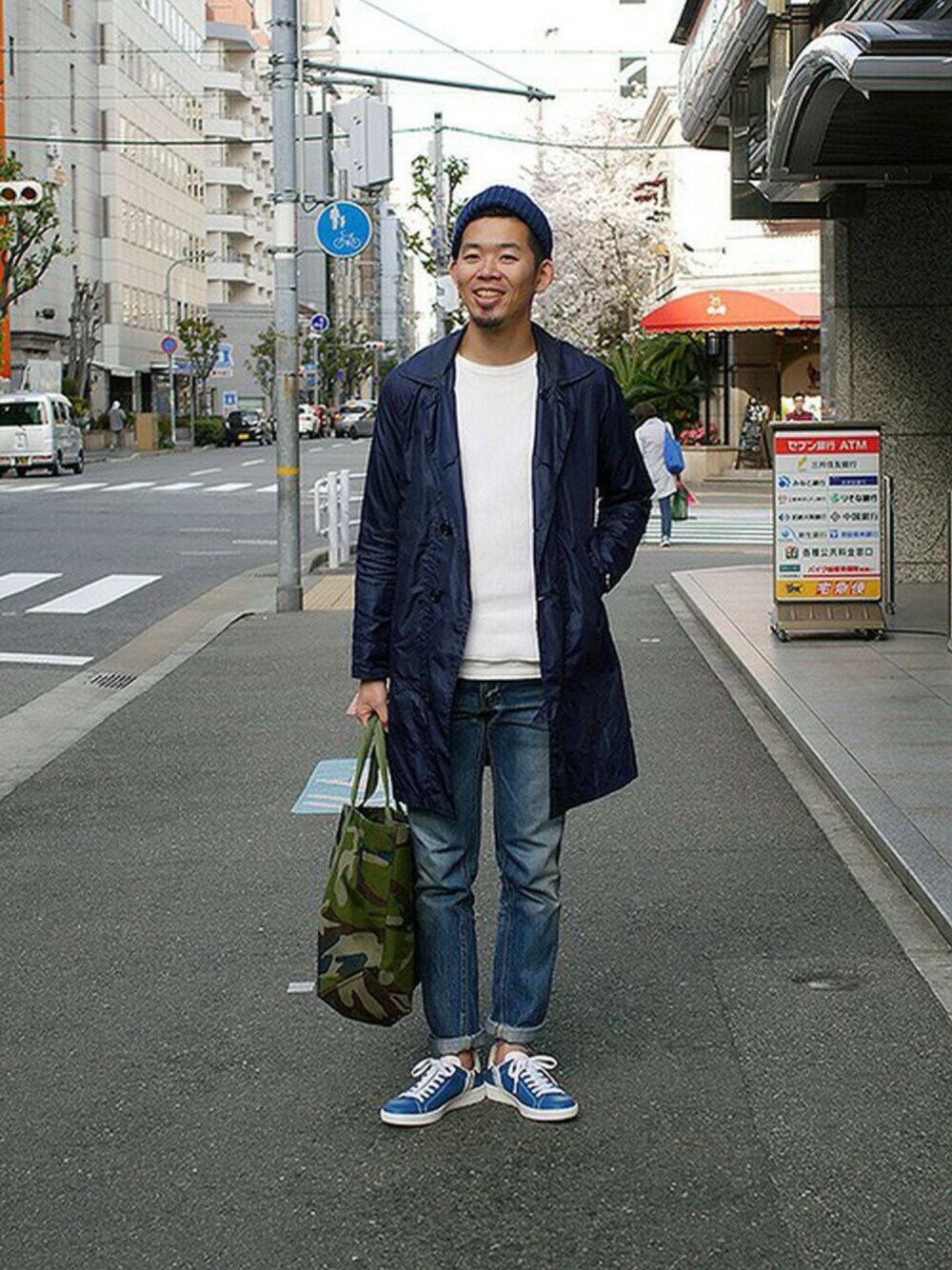 「シンプルコーデ、オトナカジュアル、ブルーコーデ、迷彩、ステンカラーコート、サーマル、BEAMS、LL.Bean、トートバッグ、Patrick」｜「PATRICKのPIQUECH-LE（ピケッチ・レザー）_TRQ（スニーカー、ブルー系）」を使った、matsu_no_motoさん（メンズ・176cm）の春コーディネートの1枚目の写真