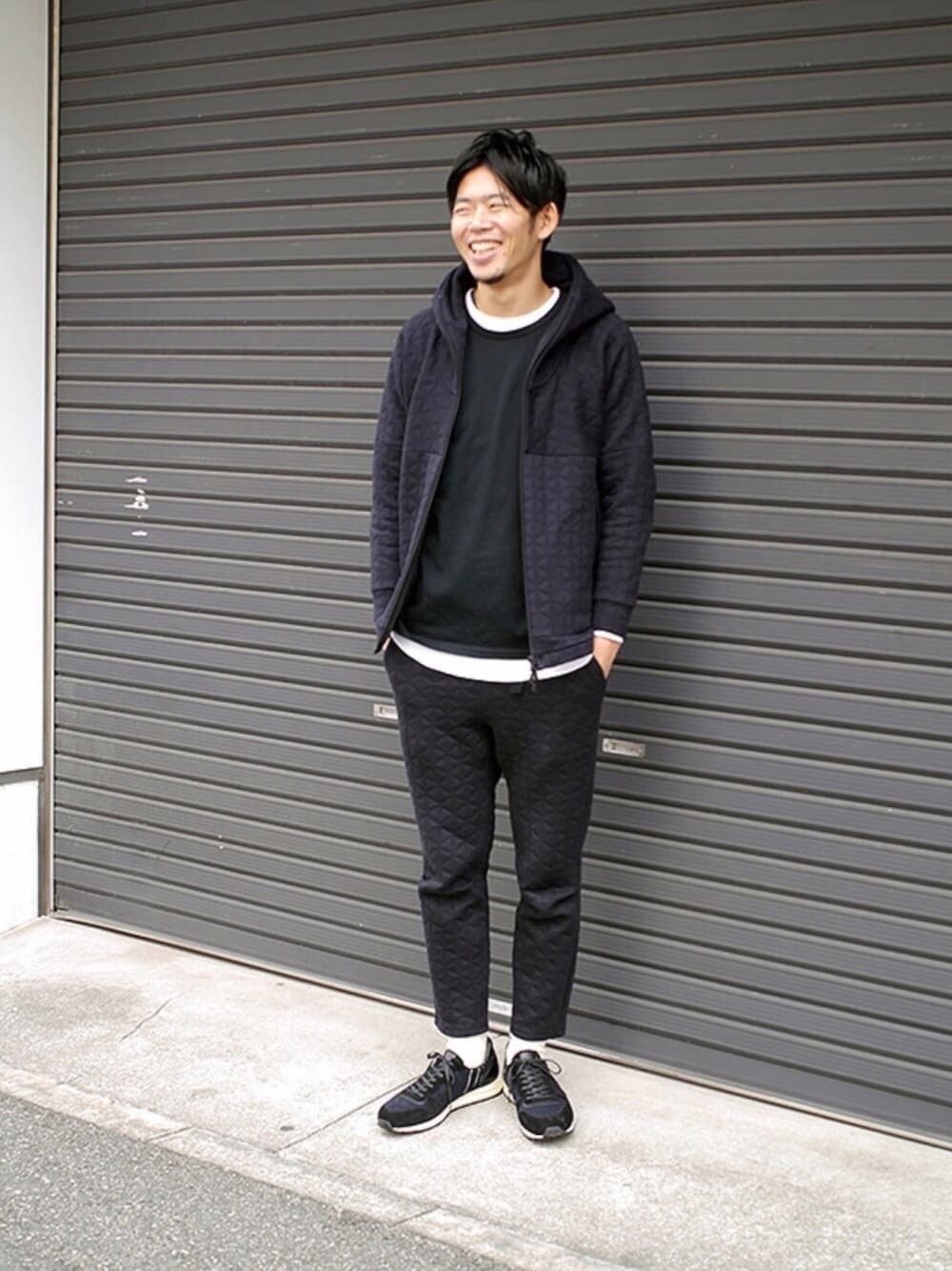 ブラック系のパーカー、ブラック系のTシャツ/カットソー、ブラック系のその他パンツを着用したメンズの冬コーディネートの1枚目の写真