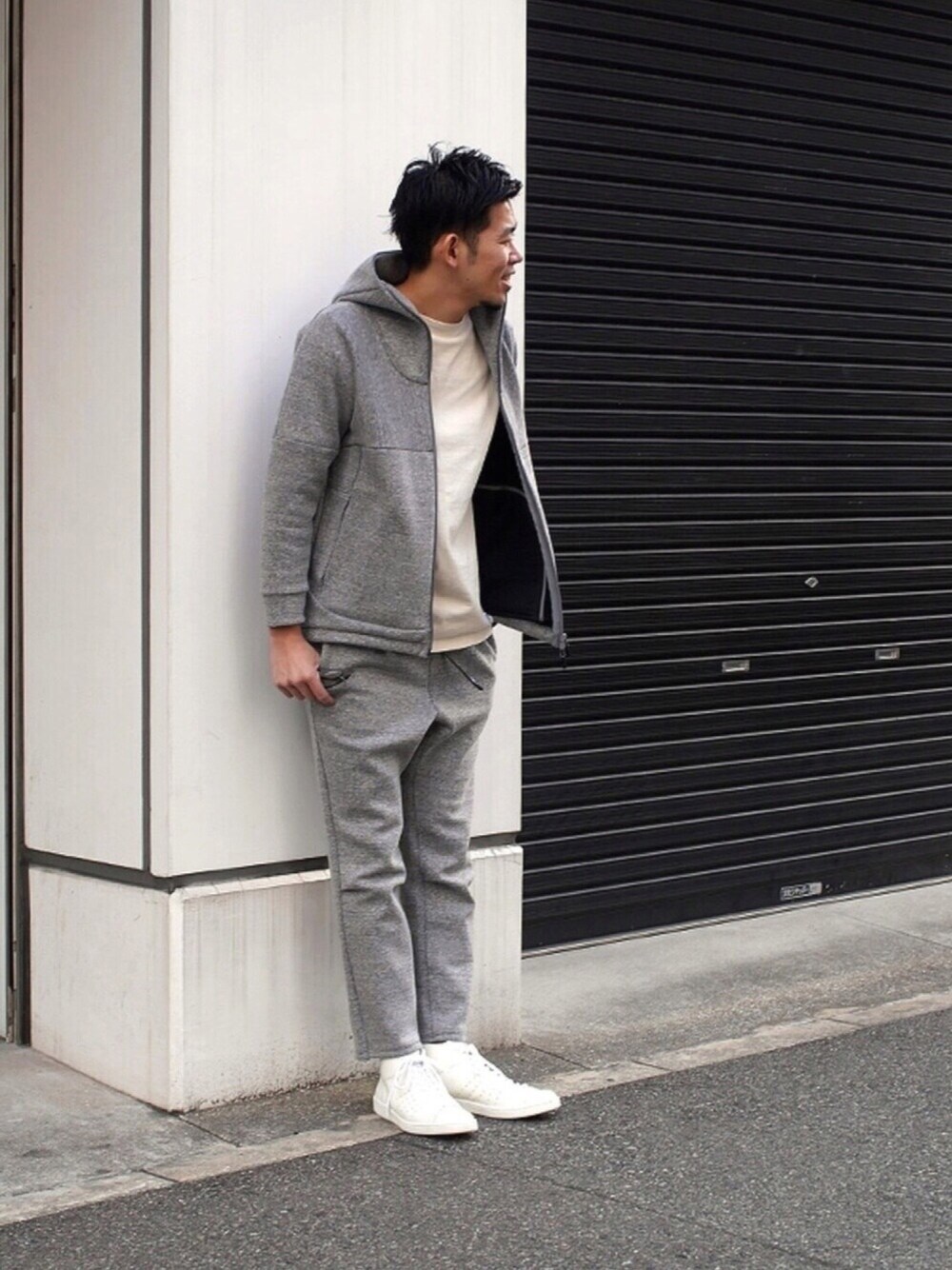 グレー系のパーカー、ホワイト系のTシャツ/カットソー、グレー系のその他パンツを着用したメンズの冬コーディネートの1枚目の写真