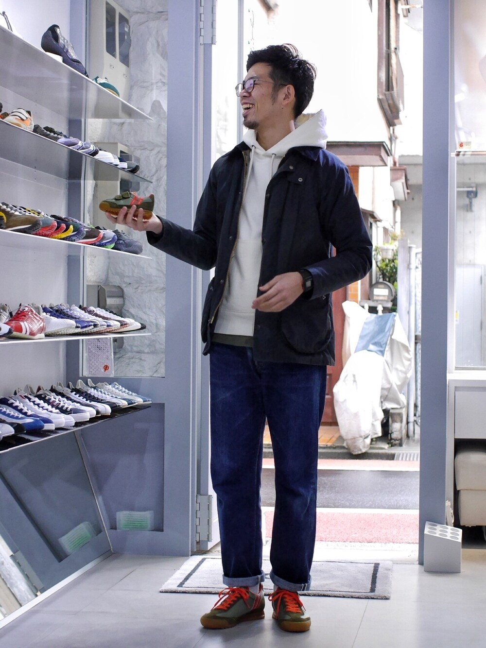 「カジュアル、オトナカジュアル、barbour、白パーカー、無印良品、パーカー、Patrick、キッズシューズ、デニムパンツ、orslow」｜「Barbourのアイテム（その他アウター、ブラック系）」を使った、matsu_no_motoさん（メンズ・176cm）の春コーディネートの1枚目の写真