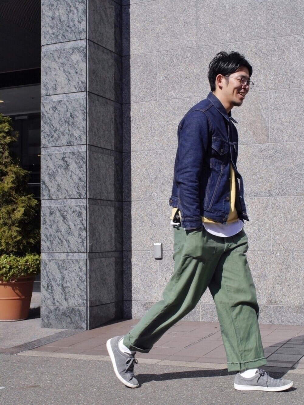 「デニムジャケット、パステルカラー、ミリタリーパンツ、カットオフ、春コーデ、Patrick、カーゴパンツ、古着MIX、丸メガネ、カーキパンツ」｜「BLUE BLUEのアイテム（デニムジャケット、ブルー系）」を使った、matsu_no_motoさん（メンズ・176cm）の冬コーディネートの1枚目の写真