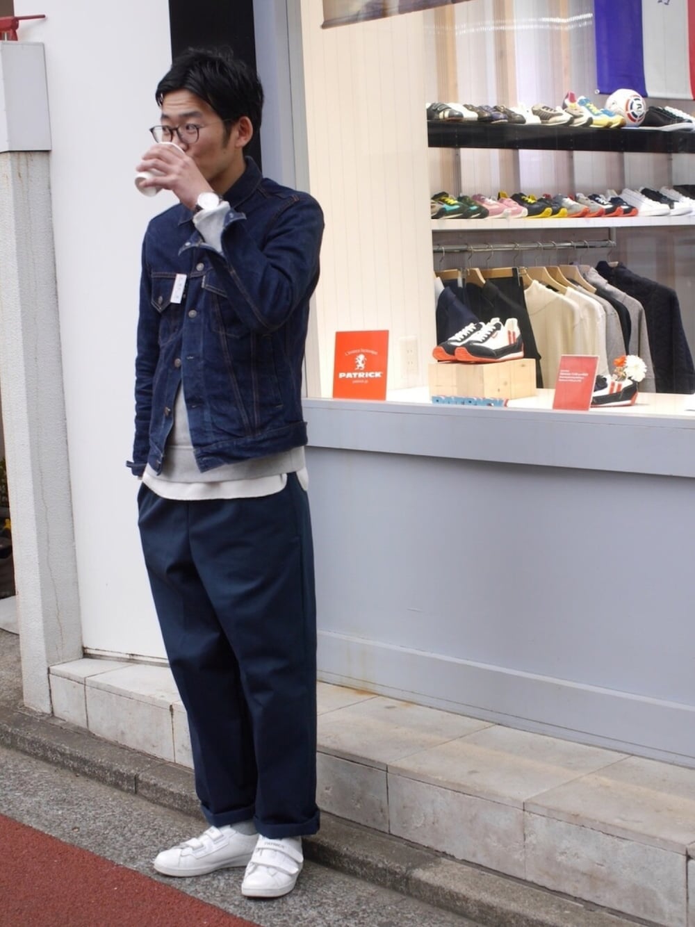 「シンプルコーデ、ゆるコーデ、ワイドパンツ、大人カジュアル、デニムジャケット、Patrick、Champion、ネイビーコーデ、ワントーンコーデ、丸メガネ」｜「BLUE BLUEのアイテム（デニムジャケット、ブルー系）」を使った、matsu_no_motoさん（メンズ・176cm）の冬コーディネートの1枚目の写真