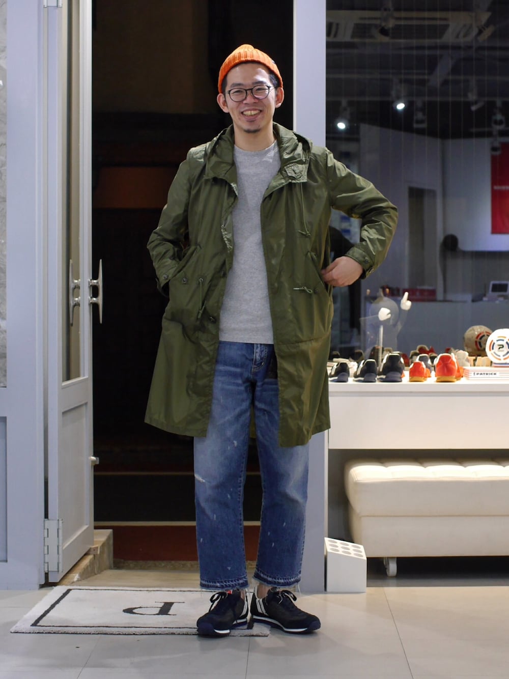 「春コーデ、モッズコート、ミリタリー、ダメージデニムパンツ、ニット帽、デニム、デニム オン デニム、Patrick、ワンポイント」｜「Pilgrim Surf Supplyのアイテム（ニットキャップ/ビーニー、オレンジ系）」を使った、matsu_no_motoさん（メンズ・175cm）の春コーディネートの1枚目の写真