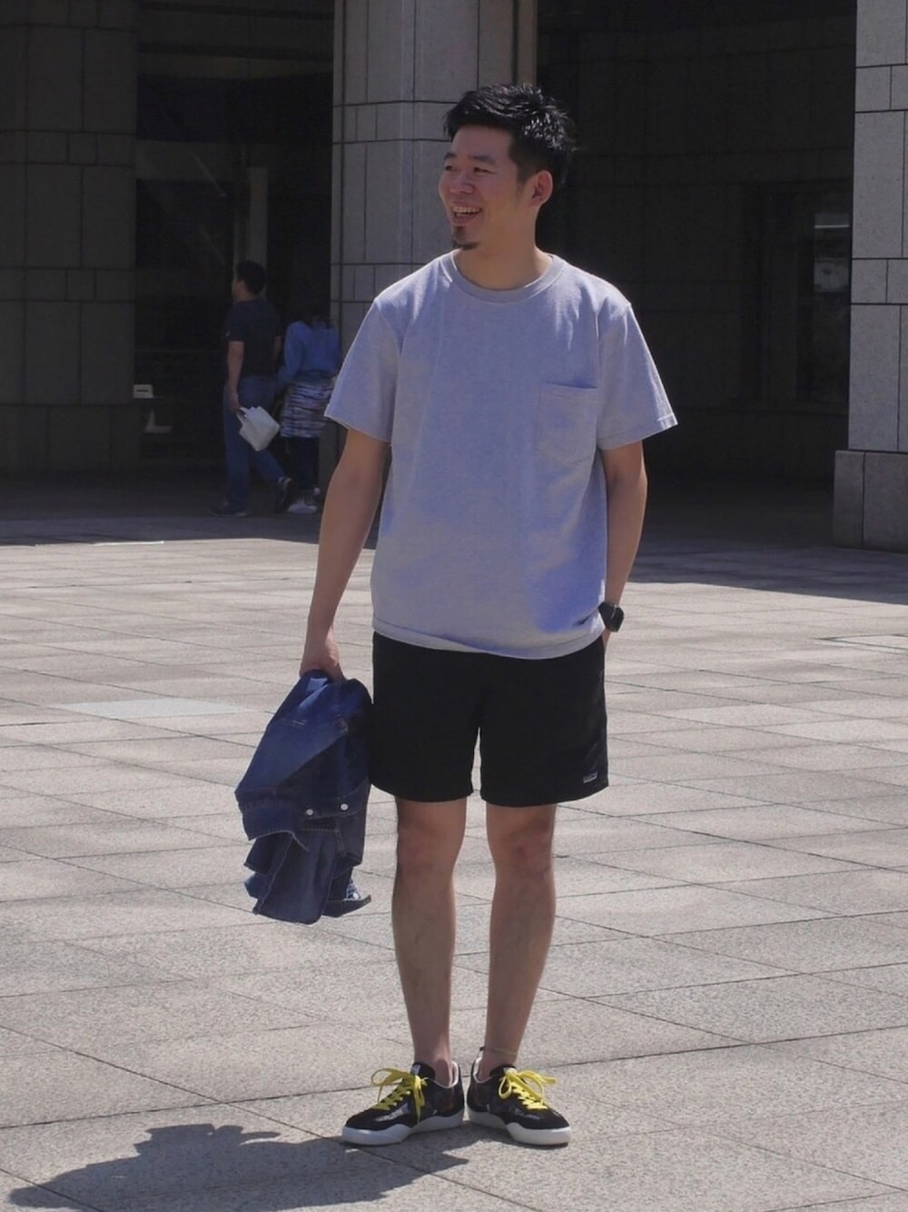 「夏コーデ、ポケットＴシャツ、バギーショーツ、ハーフパンツ、ショーツスタイル、ネゴシックス、NEGO6、Patrick、シンプルコーデ、ラフスタイル」｜「Goodwear(Since1983)のアイテム（Tシャツ/カットソー、グレー系）」を使った、matsu_no_motoさん（メンズ・175cm）の春コーディネートの1枚目の写真