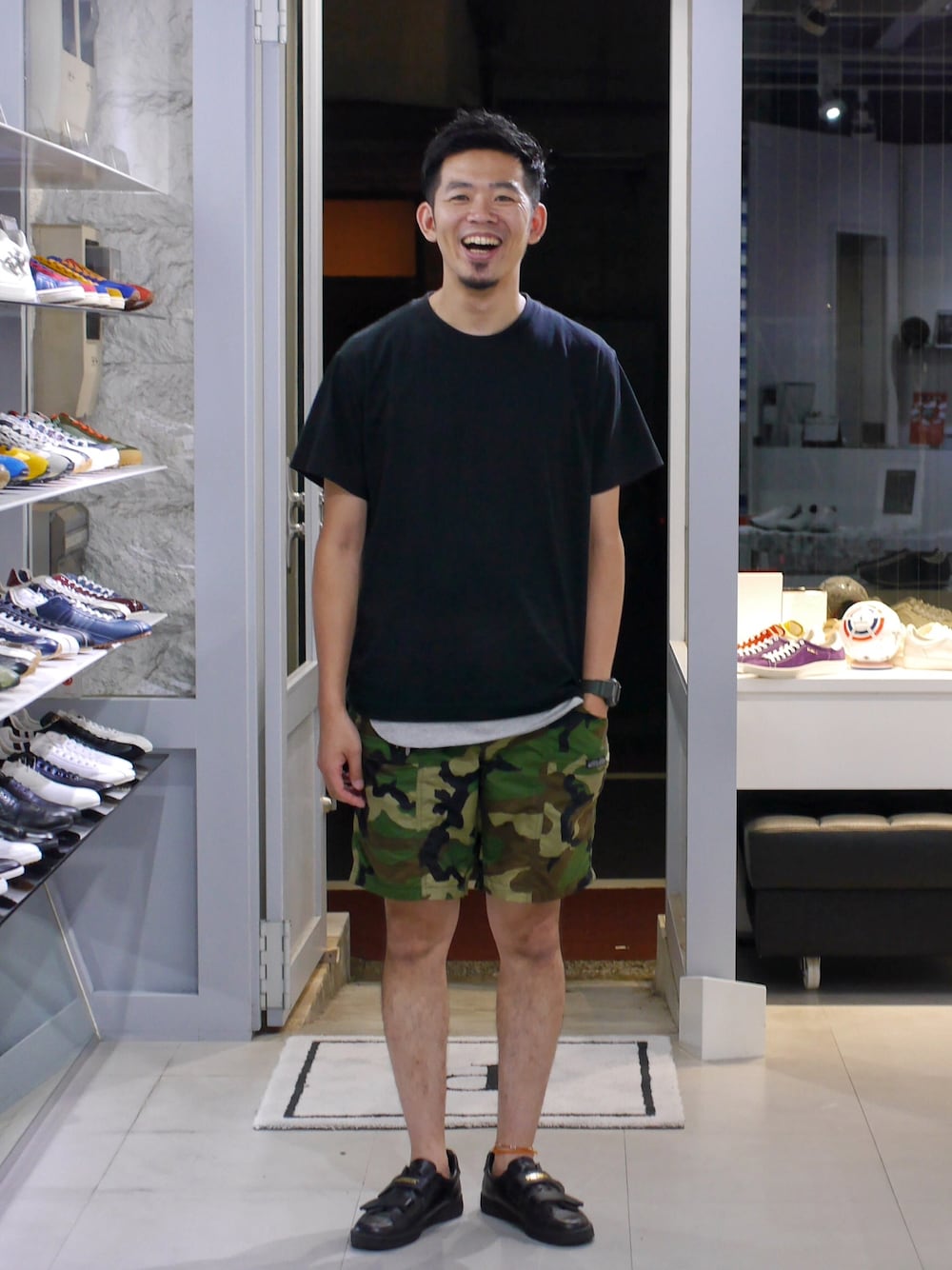 「無地T、カモフラパンツ、迷彩パンツ、ショーツ、黒スニーカー、ベルクロスニーカー、Patrick」｜「無印良品のアイテム（Tシャツ/カットソー、ブラック系）」を使った、matsu_no_motoさん（メンズ・175cm）の夏コーディネートの1枚目の写真