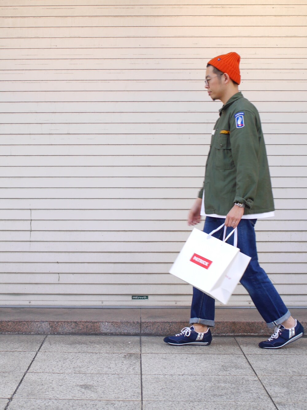 グリーン系のミリタリージャケット、ホワイト系のTシャツ/カットソー、ブルー系のデニムパンツを着用したメンズの春コーディネートの1枚目の写真