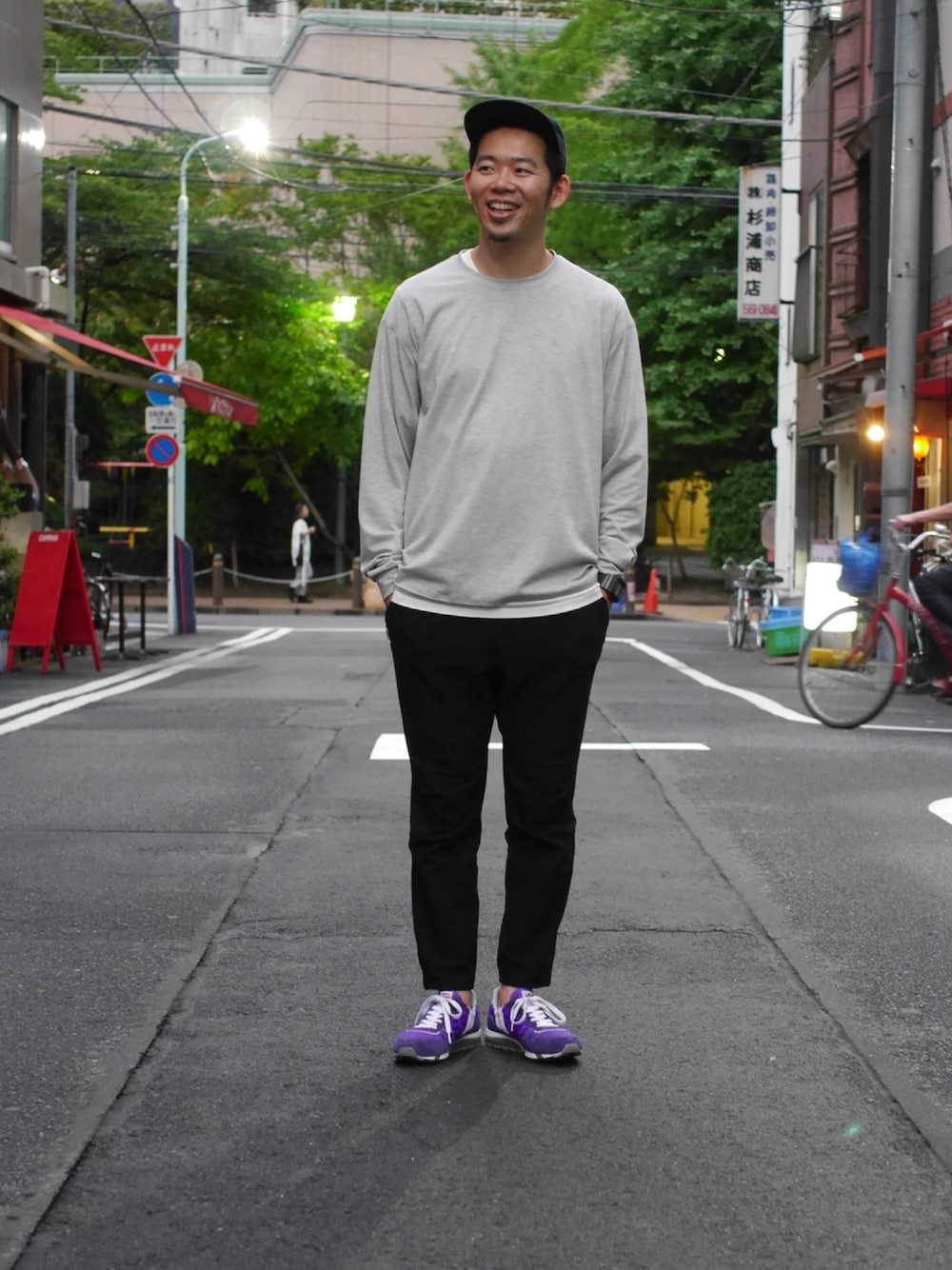 「スポーツミックス、ジャージ、ジャージーパンツ、大人カジュアル、ワンポイントカラー、パープル、カラフルスニーカー、Patrick、キャップ」｜「Cooperstown Ball Capのアイテム（キャップ、ブラック系）」を使った、matsu_no_motoさん（メンズ・175cm）の夏コーディネートの1枚目の写真