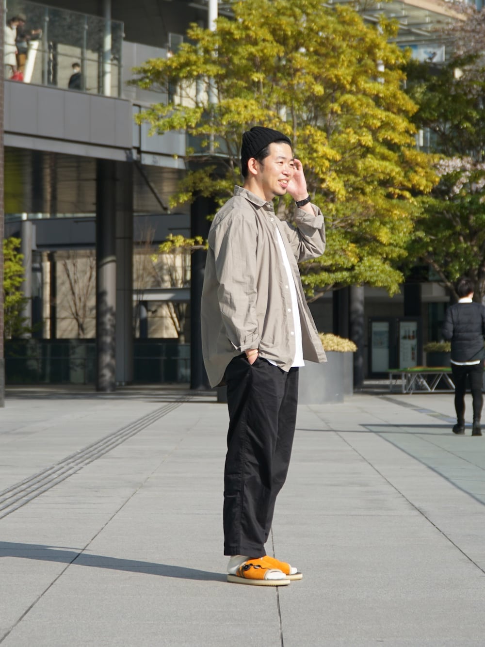 「春コーデ、シンプルコーデ、モノトーン、大人カジュアル、シャツスタイル、ワイドパンツ、サンダルに靴下、サンダル、Patrick」｜「無印良品のアイテム（ニットキャップ/ビーニー、ブラック系）」を使った、matsu_no_motoさん（メンズ・175cm）の春コーディネートの1枚目の写真