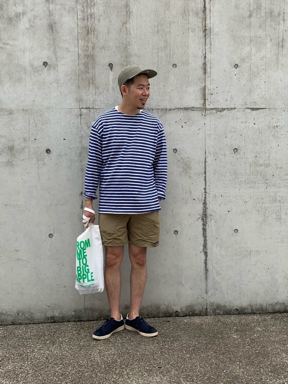 「大人カジュアル、ボーダー、ショートパンツ、キャップ、バギーズショーツ、トートバッグ、春夏コーデ、プチプラコーデ、Patrick、休日スタイル」｜「HANESのアイテム（Tシャツ/カットソー、ホワイト系）」を使った、matsu_no_motoさん（メンズ・175cm）の夏コーディネートの1枚目の写真