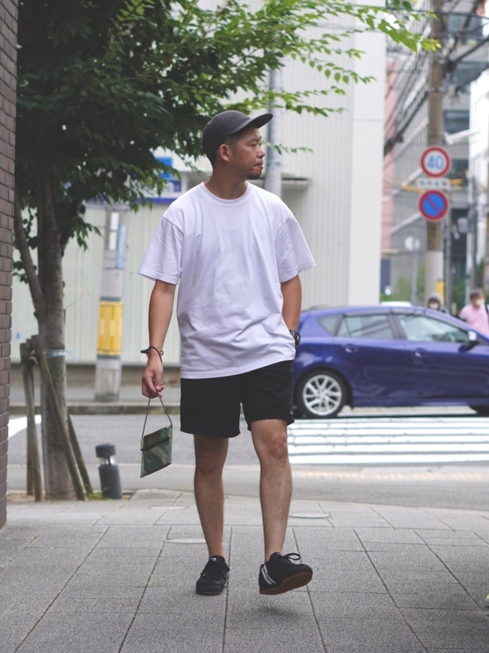 「夏コーデ、オーバーサイズ、白Tシャツ、ショートパンツ、キャップ、ニューエラ、スニーカー、Patrick、シンプルコーデ」｜「BEAMSのアイテム（キャップ、ブラック系）」を使った、matsu_no_motoさん（メンズ・176cm）の夏コーディネートの1枚目の写真