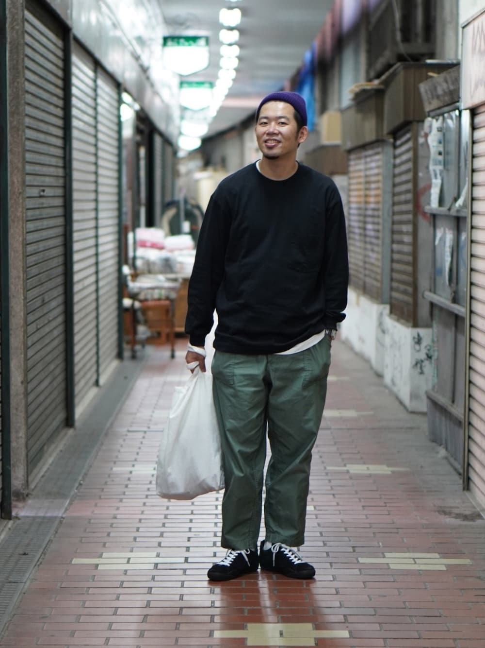 「シンプルスタイル、秋のコーデ、ロンT、スケータースタイル、ニット帽、トートバッグ、スニーカー、Patrick、ユニクロ」｜「UNIQLOのアイテム（Tシャツ/カットソー、ブラック系）」を使った、matsu_no_motoさん（メンズ・176cm）の秋コーディネートの1枚目の写真