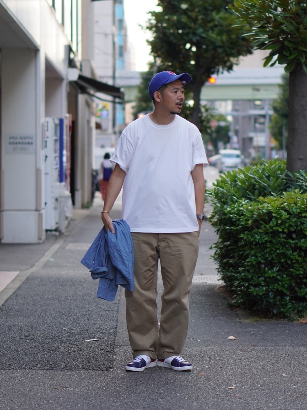 「シンプル、白Tシャツ、ワイドパンツ、ラフ、キャップ、チノパン、スニーカー、Patrick、大人カジュアル」｜「'47のアイテム（キャップ、ブルー系）」を使った、matsu_no_motoさん（メンズ・176cm）の夏コーディネートの1枚目の写真