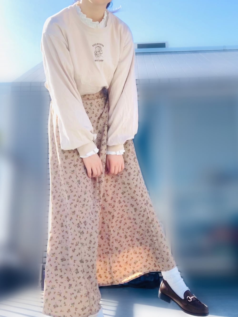 ベージュ系のスカート、ホワイト系のTシャツ/カットソー、ブラウン系のシューズを着用したレディースの秋コーディネートの1枚目の写真