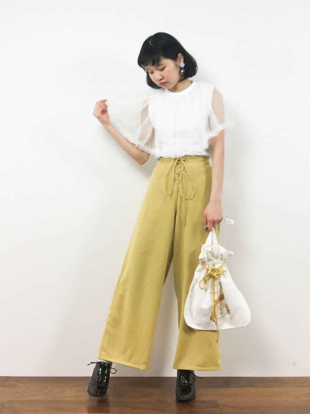 「シンプル、イエロー、チュール、ローファー、ガーリー、レトロ、merry jenny、ハイウエストパンツ、春コーデ、オトナガーリー」｜「merry jennyのチュールフリルＴシャツ（Tシャツ/カットソー、ホワイト系）」を使った、hinaさん（レディース・163cm）の春コーディネートの1枚目の写真