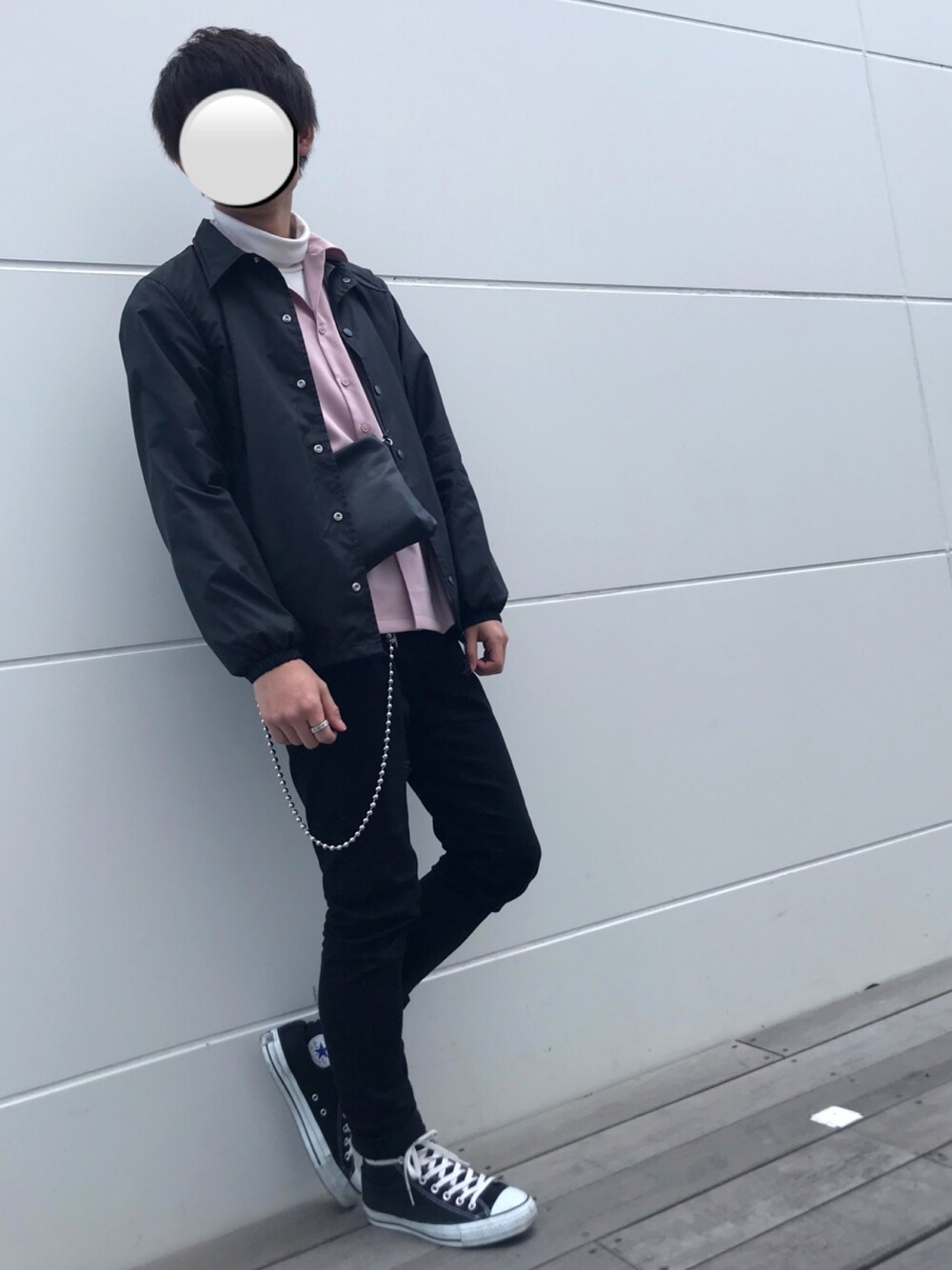 ブラック系のナイロンジャケット、ホワイト系のTシャツ/カットソー、ピンク系のシャツ/ブラウスを着用したメンズの春コーディネートの1枚目の写真