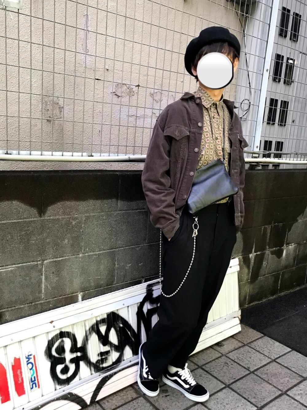 ブラック系のボディバッグ/ウエストポーチ、ブラウン系のブルゾン、グリーン系のシャツ/ブラウスを着用したメンズの春コーディネートの1枚目の写真