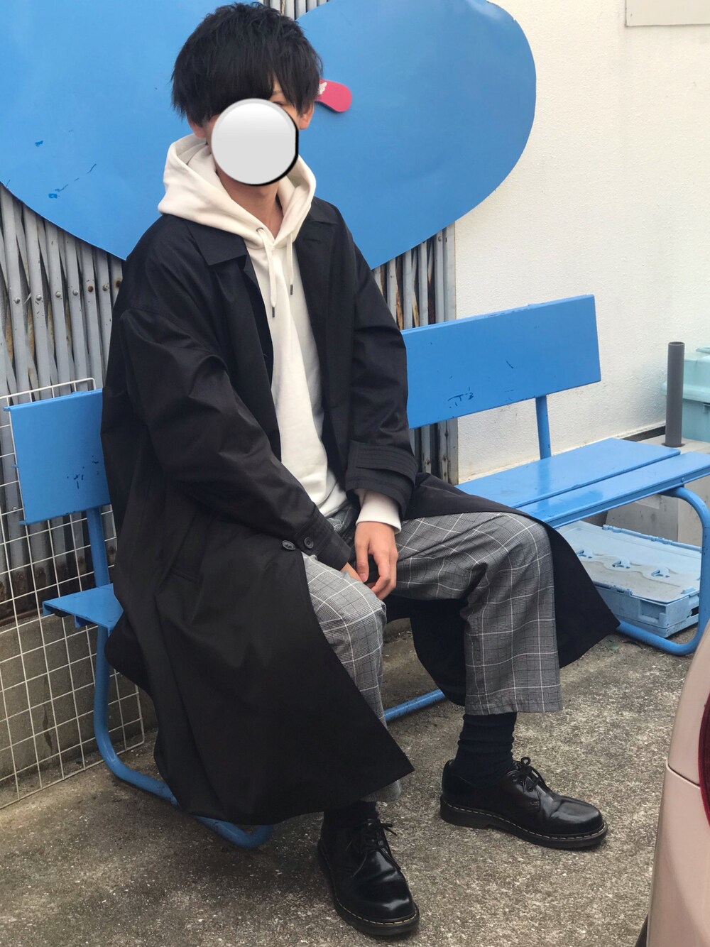 「春コーデ、ステンカラーコート、キレイめ、ドクターマーチン、ユニクロ、革靴、プチプラ、チェックパンツ、ワイドパンツ、パーカー」｜「CLANEのBAL COLLAR OVER SIZE COAT（ステンカラーコート、ブラック系）」を使った、リタさん（メンズ・173cm）の春コーディネートの1枚目の写真