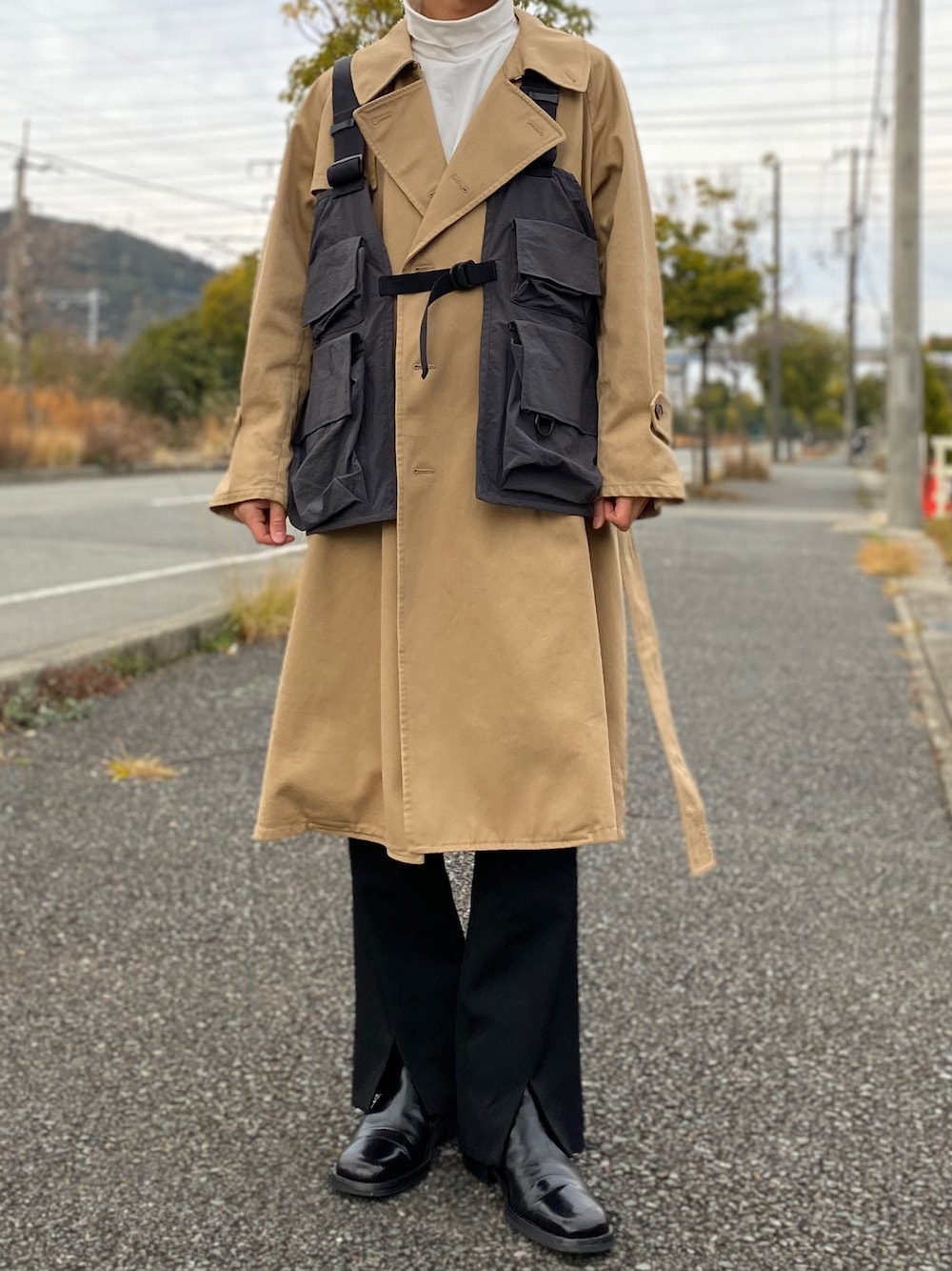 「春コーデ、オトナカジュアル、タクティカルベスト、おしゃれさんと繋がりたい、ビッグシルエット、トレンチコート、ベージュ、フレアパンツ、ミリタリー、コート」｜「steinのアイテム（ベスト、グレー系）」を使った、リタさん（メンズ・173cm）の冬コーディネートの1枚目の写真