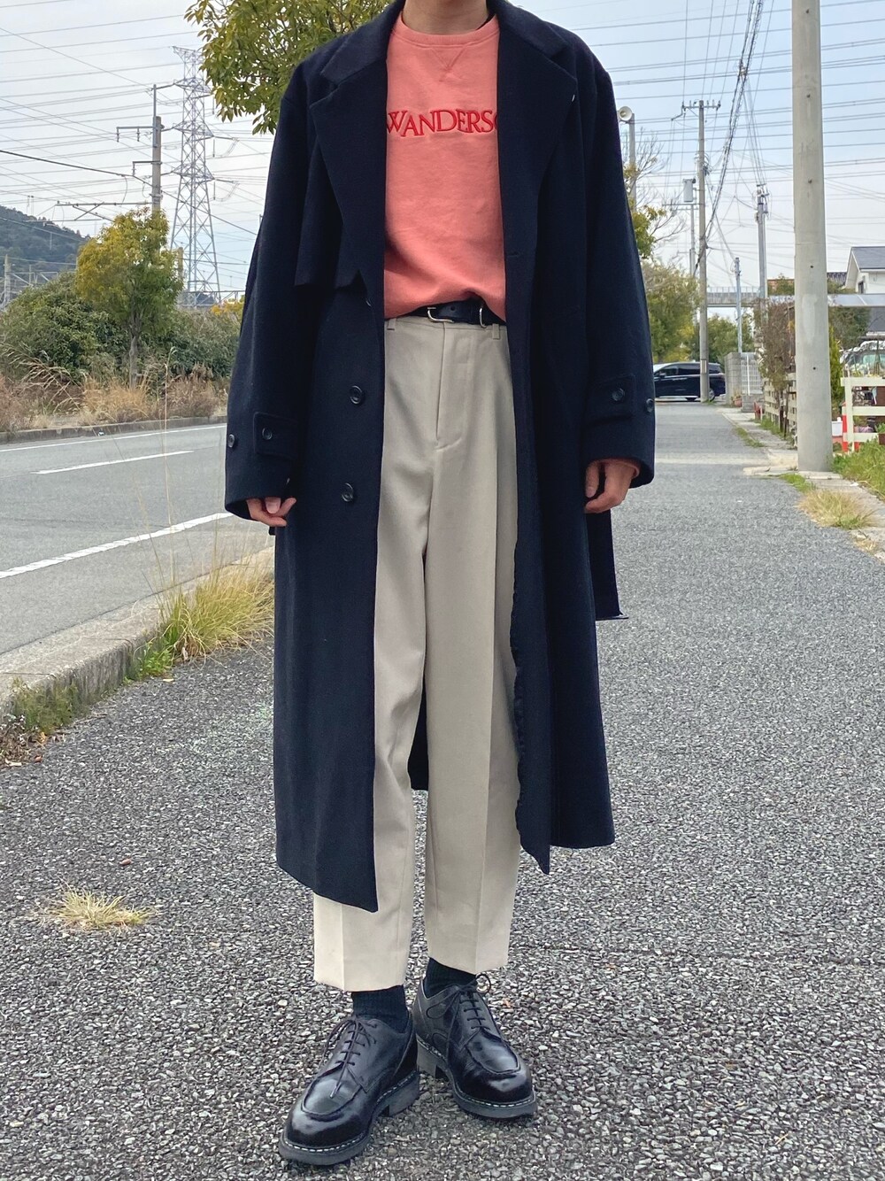 「パステル映える春、休日スタイル、春コーデ、春色、ピンク、ホワイトパンツ、ホワイト、スウェット、スラックス、コート」｜「steinのアイテム（トレンチコート、ブラック系）」を使った、リタさん（メンズ・173cm）の春コーディネートの1枚目の写真