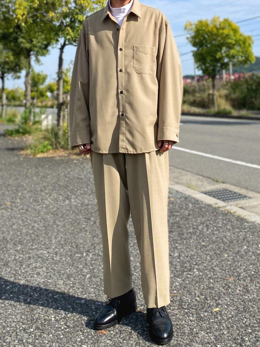 ベージュ系のシャツ/ブラウス、ベージュ系のその他パンツ、ブラック系のドレスシューズを着用したメンズの春コーディネートの1枚目の写真