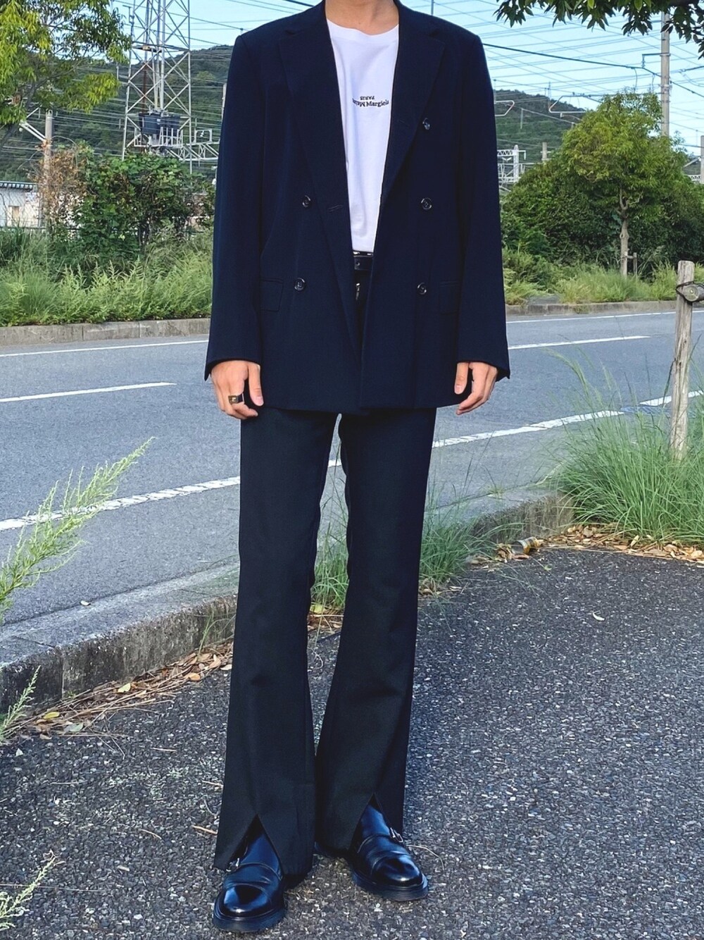 ブラック系のテーラードジャケット、ブラック系のその他パンツ、ホワイト系のTシャツ/カットソーを着用したメンズの秋コーディネートの1枚目の写真