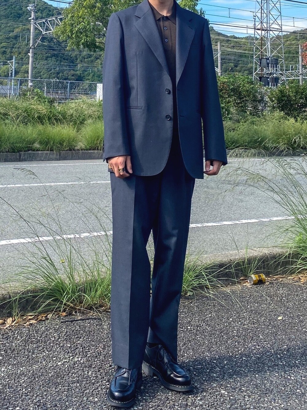 「秋のコーデ、秋服、セットアップ、ジャケット、アースカラー、くすみカラー、ダークグレー、オトナカジュアル、ニットポロ、ユニクロ」｜「AURALEEのアイテム（テーラードジャケット、グレー系）」を使った、リタさん（メンズ・173cm）の秋コーディネートの1枚目の写真