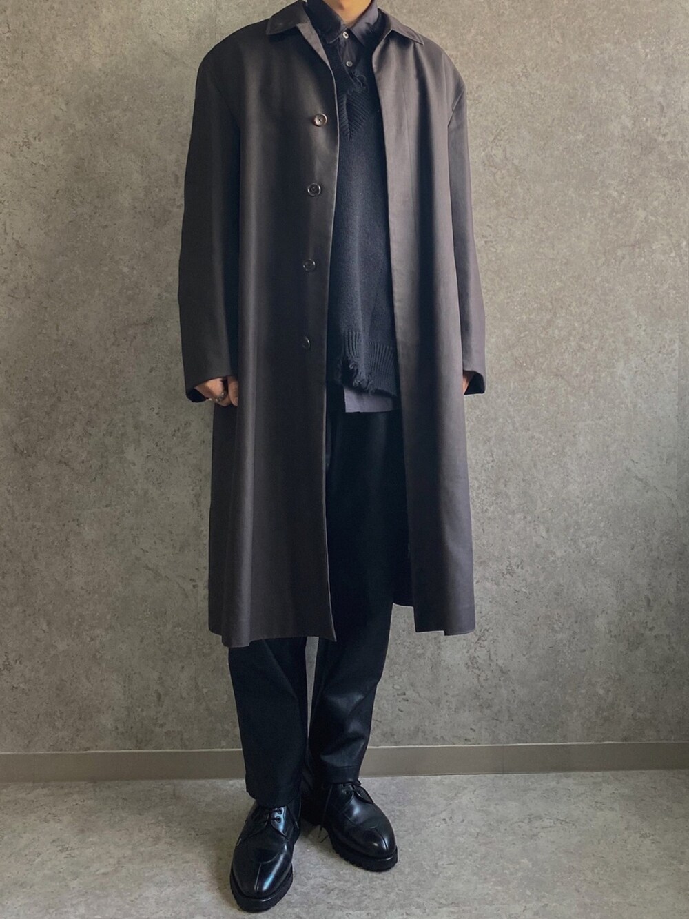 「黒、春カラー、くすみカラー、ブラック、スラックス、ブラックコーデ、モード、ステンカラーコート、レザーパンツ、おしゃれさんと繋がりたい」｜「JIL SANDERのアイテム（ステンカラーコート、グレー系）」を使った、リタさん（メンズ・173cm）の春コーディネートの1枚目の写真