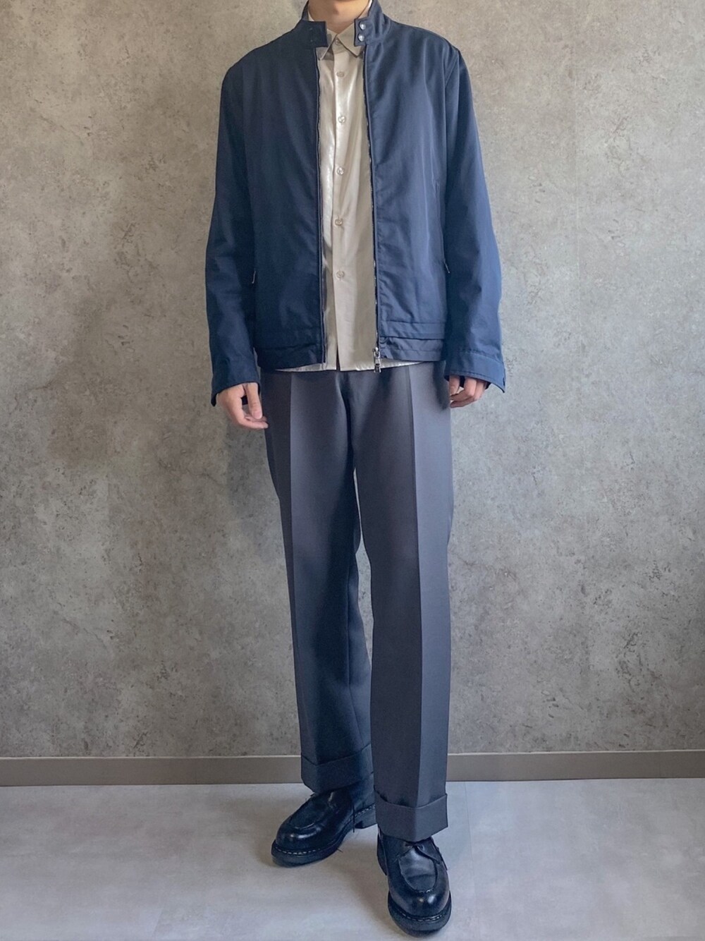 ブルー系のブルゾン、グレー系のチノパンツ、ベージュ系のシャツ/ブラウスを着用したメンズの春コーディネートの1枚目の写真