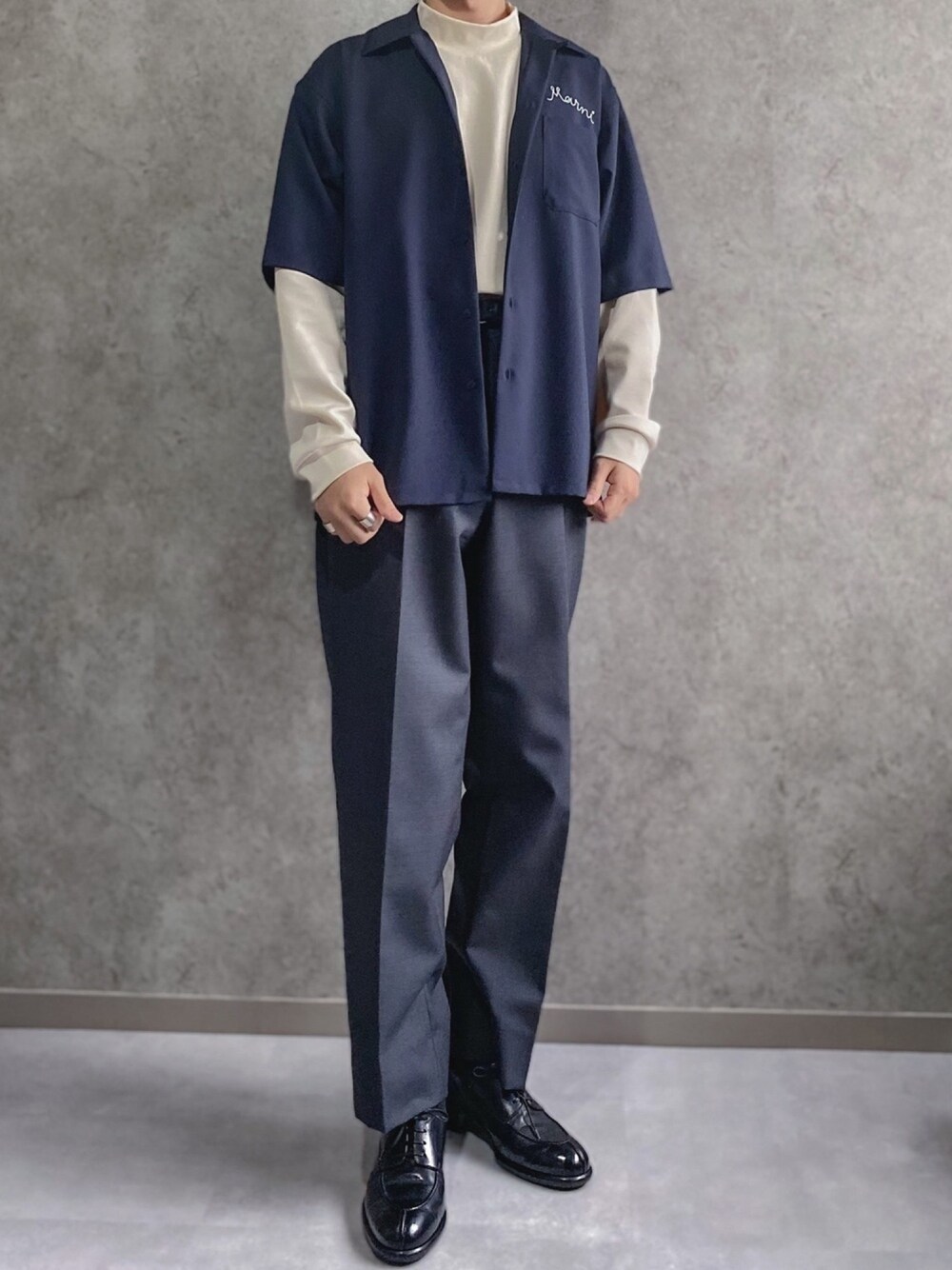 ブルー系のシャツ/ブラウス、ホワイト系のTシャツ/カットソー、ブラック系のドレスシューズを着用したメンズの春コーディネートの1枚目の写真