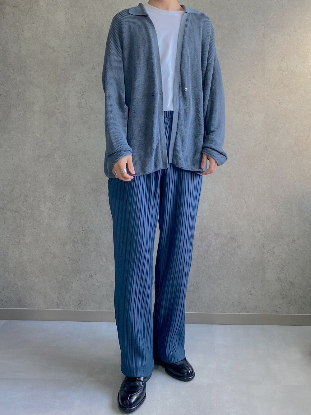ブルー系のカーディガン/ボレロ、ホワイト系のTシャツ/カットソー、ブルー系のその他パンツを着用したメンズの春コーディネートの1枚目の写真