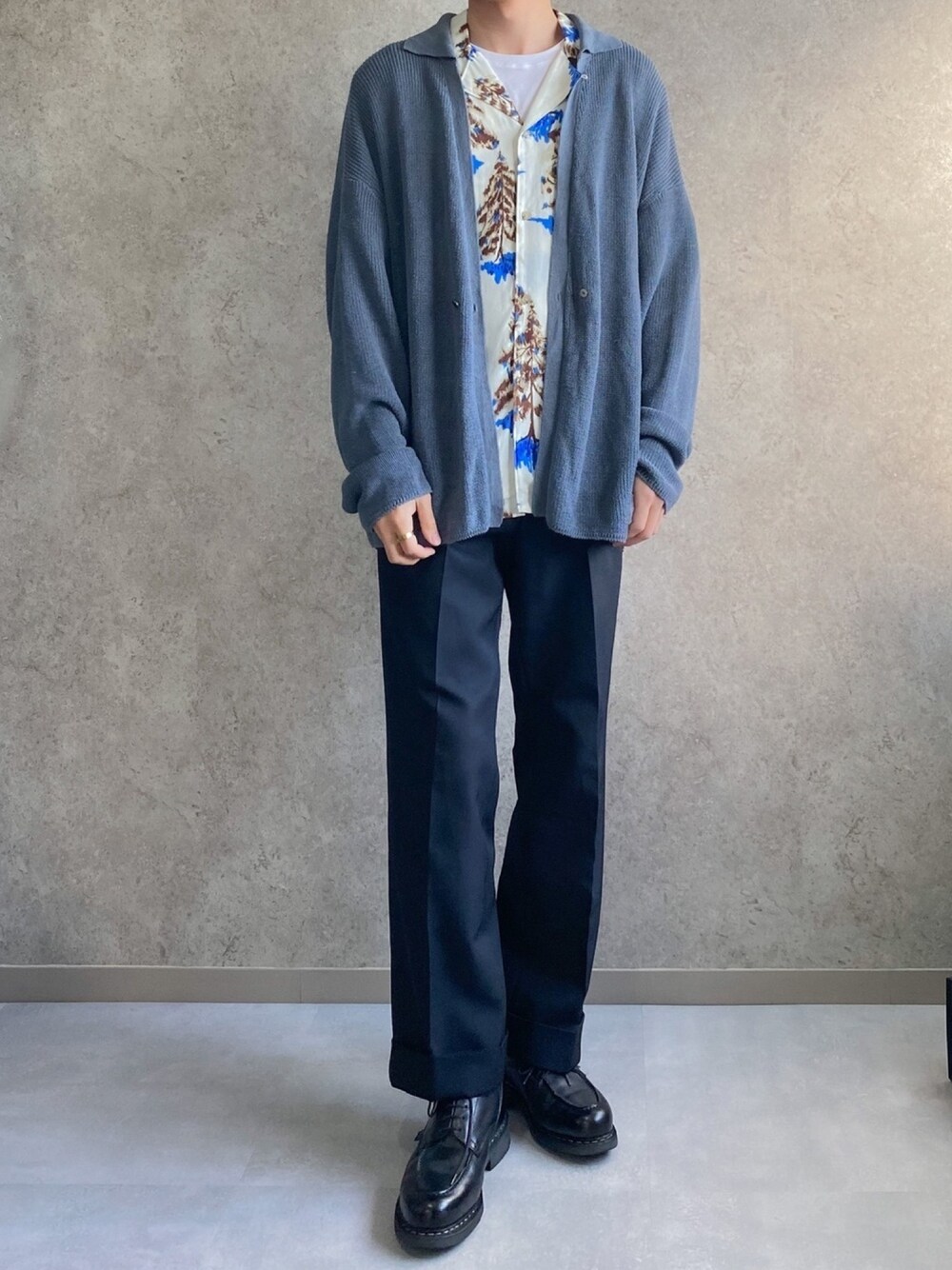 ホワイト系のシャツ/ブラウス、ブルー系のカーディガン/ボレロ、ブラック系のスラックスを着用したメンズの春コーディネートの1枚目の写真