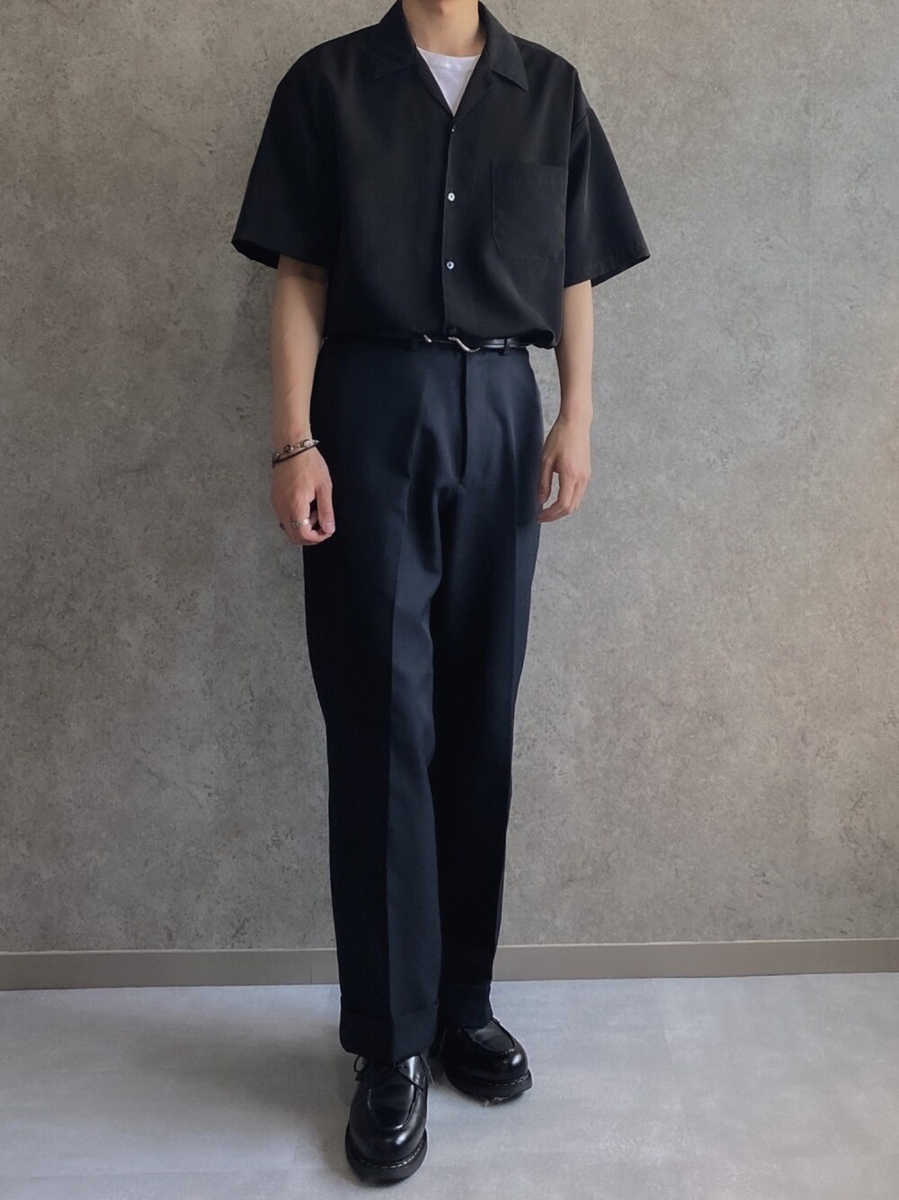 ブラック系のその他パンツ、ブラック系のシャツ/ブラウス、ブラック系のドレスシューズを着用したメンズの春コーディネートの1枚目の写真