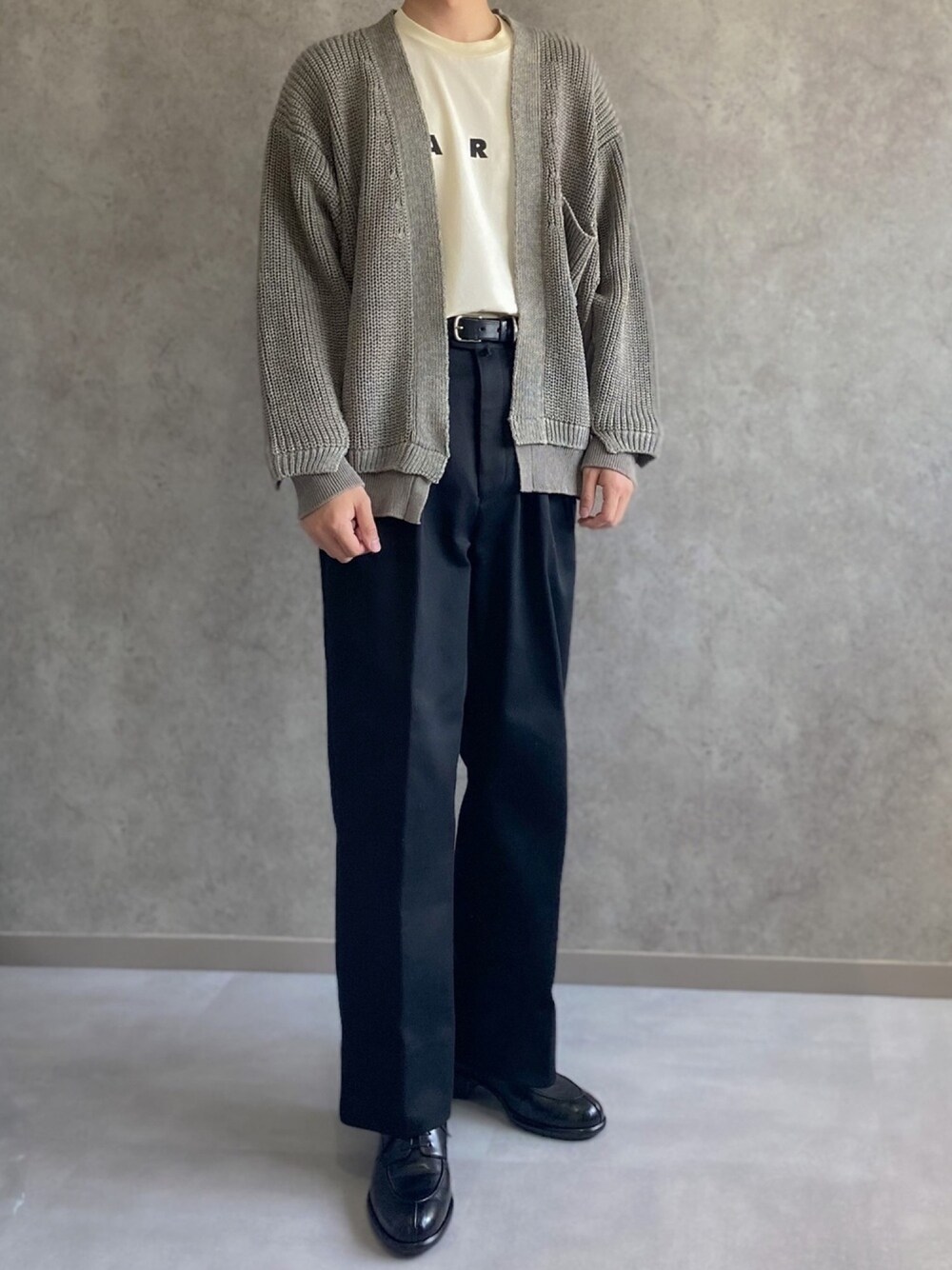 グリーン系のカーディガン/ボレロ、ホワイト系のTシャツ/カットソー、ブラック系のスラックスを着用したメンズの夏コーディネートの1枚目の写真