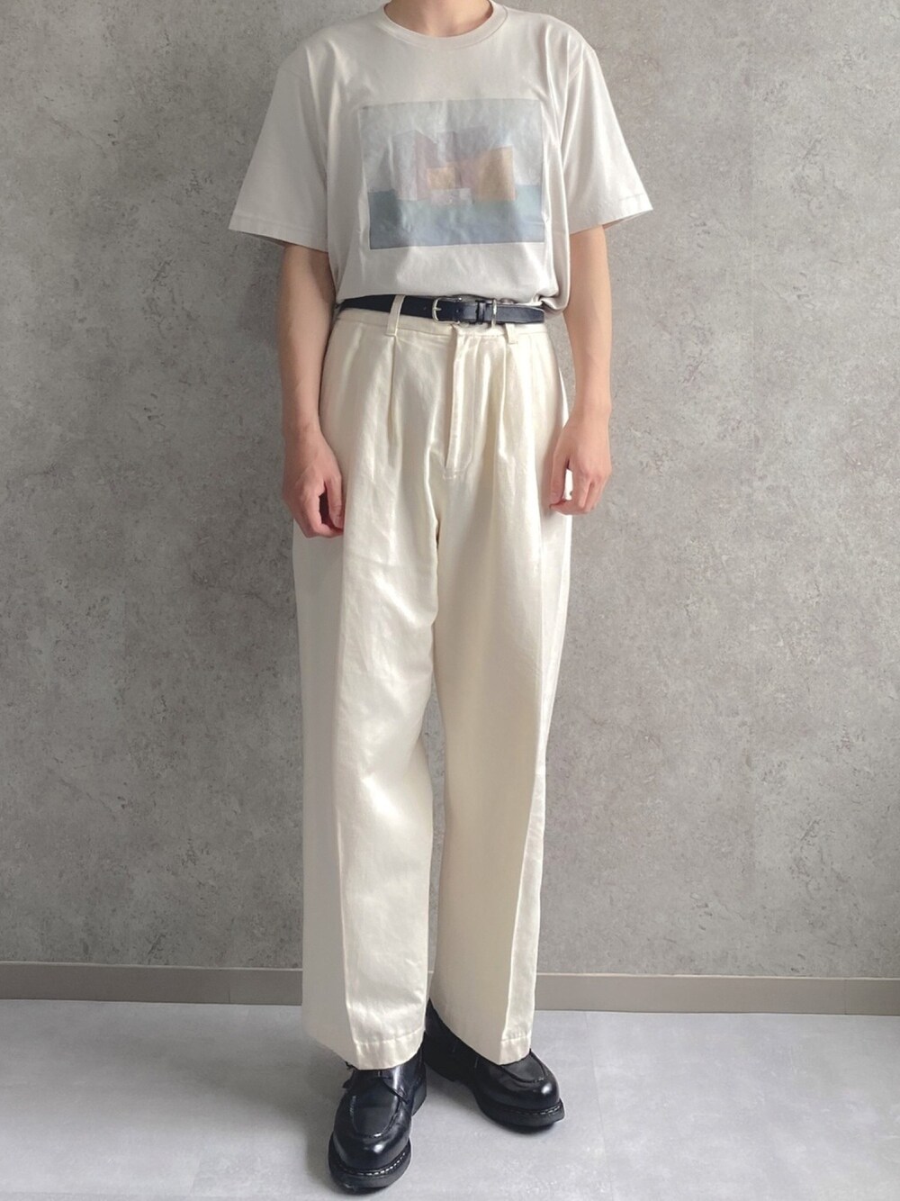 ホワイト系のTシャツ/カットソー、ホワイト系のスラックス、ブラック系のドレスシューズを着用したメンズの夏コーディネートの1枚目の写真